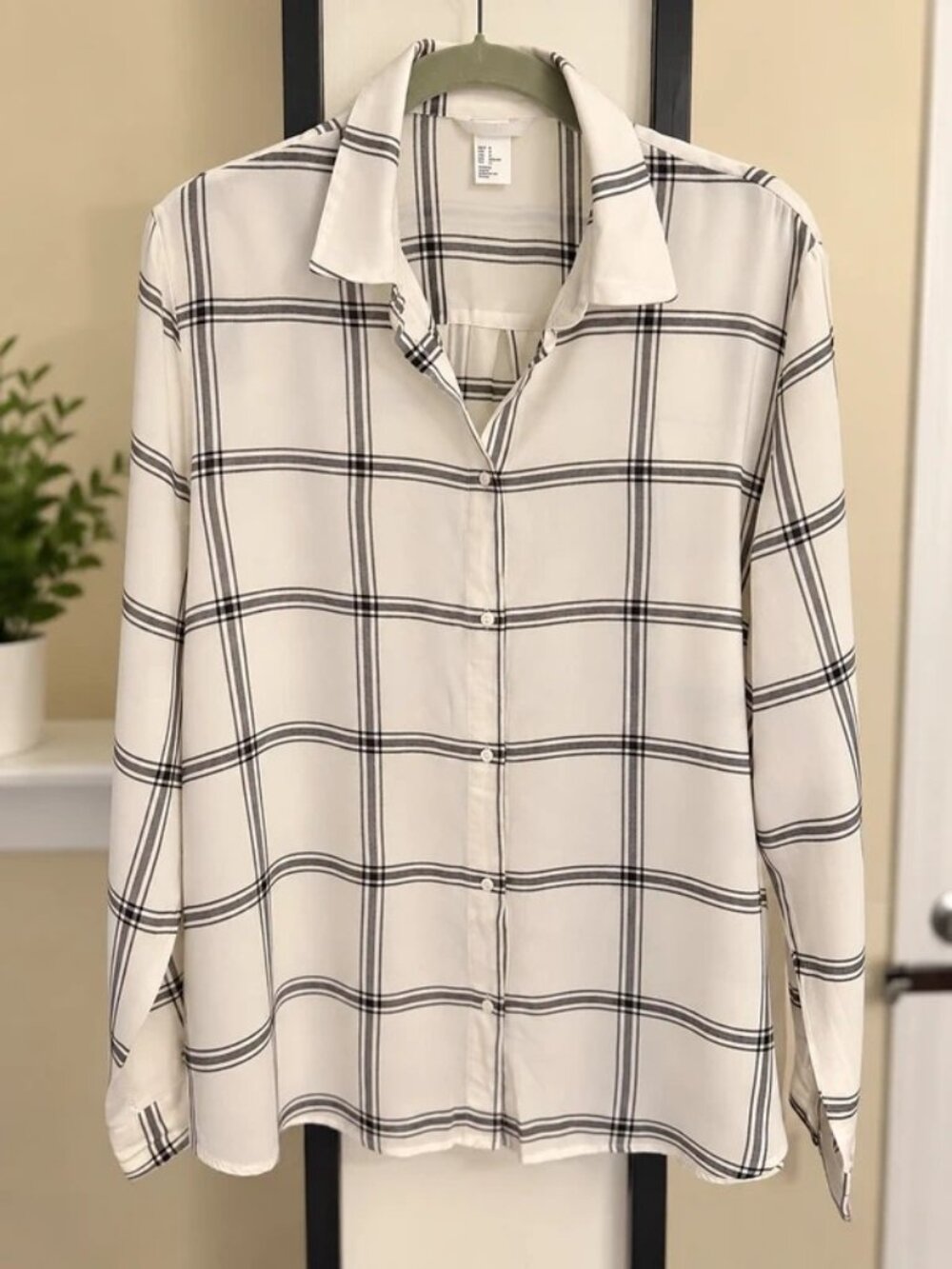 🔥🤍H&M Women’s Plaid Button-Down Shirt – Size Large🔥🤍